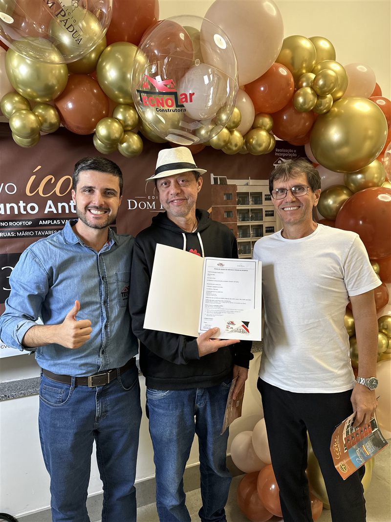 Comprador do Dom Pádua no dia da assinatura do contrato, sorrindo ao lado da equipe Tecnolar